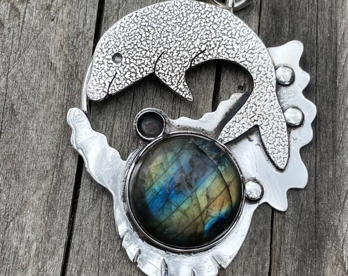 925 silver pendant with dolphin-shaped labradorite cabochon