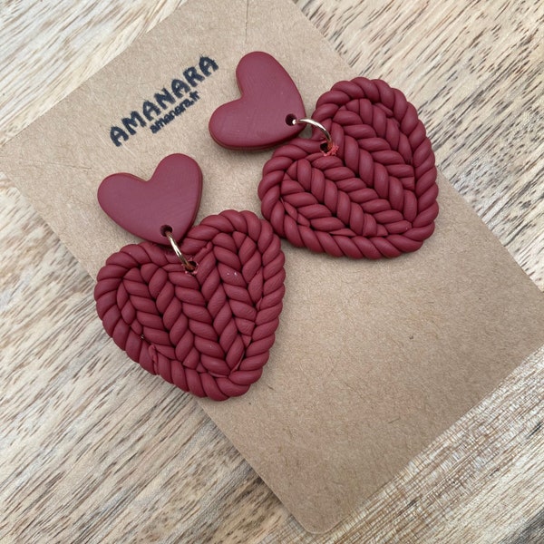 Boucles d'oreilles faites main en pâte polymère, boucles d'oreilles couleur bordeaux, boucles d’oreilles en cœur tricoté, coeur en pâte