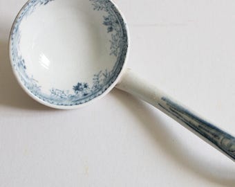 Cucharón de loza victoriana azul y blanca con decoración transferida