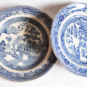 Antike Blaue und Weiße Weide Muster 9,5 &quot;Teller (2), Blaue Transferware, Antike Teller, Antike Transferware