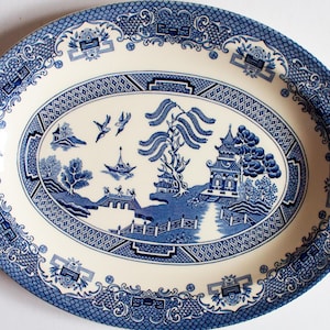Bandeja de servir de transferência pequena azul e branca com padrão &#39;Willow&#39; vintage, porcelana com padrão Willow vintage