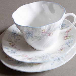 Queen&#39;s &#39;Claire&#39; Pattern Bone China Blue Floral Teetassen-Trio, Vintage Teatime