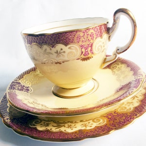 Aynsley Bone China Rosso, Avorio e Gilt Teacup Trio (12 disponibili)