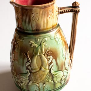 Pichet ou cruche en majolique verte et brune antique, pichets antiques, majolique antique