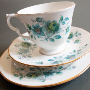 Queen Anne Bone China Blaues Blumen Teetassen-Trio, Vintage Teatime