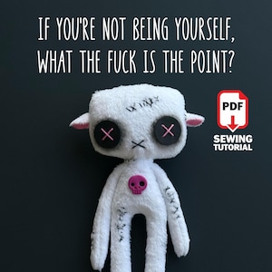 Könnte beinhalten: Eine weiße Plüschpuppe mit schwarzen Knopfaugen mit rosa Kreuzstichen, einem rosa Totenkopfknopf auf der Brust und schwarzen Stickdetails. Der Text lautet: IF YOU'RE NOT BEING YOURSELF, WHAT THE FUCK IS THE POINT? und PDF SEWING TUTORIAL.