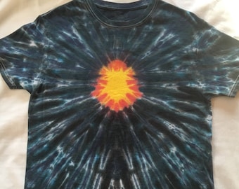 Liten tie dye-t-shirt med rund hals, isfärgad, 60-talsmode, hippiefest, boho, konsert, semester, unik present, festival, mardi gras, födelsedag