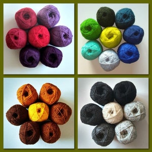 Puede incluir: Surtido de ovillos de lana en varios colores, incluyendo rojo, morado, verde, azul, amarillo, naranja, marrón y negro. Los ovillos de lana están dispuestos en un patrón circular.