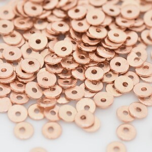 Contas espaçadoras de disco planas em ouro rosado de 3mm a 440 peças, espaçadores de disco banhados a ouro rosa escovado para fazer joias, espaçadores Heishi em massa