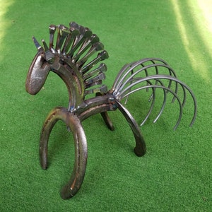 Hufeisen Kunst - Hufeisen Pferd - Geschenk für den Reiter - Pferd Dekor - Pferde Skulptur - Metall Pferd