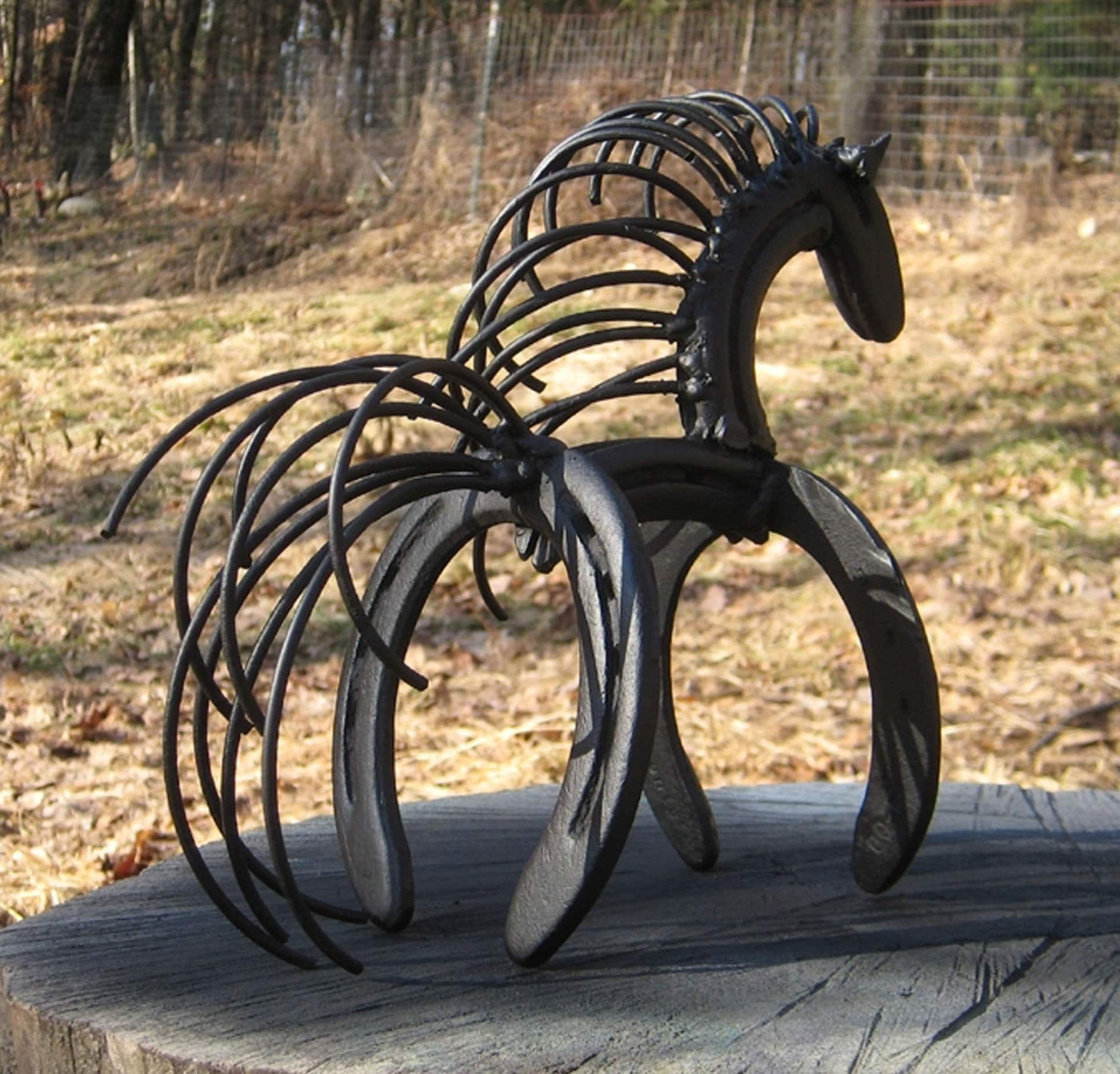 Sculptures, tête de cheval en fers à cheval, sculptures en métal, bois et  outils recyclés