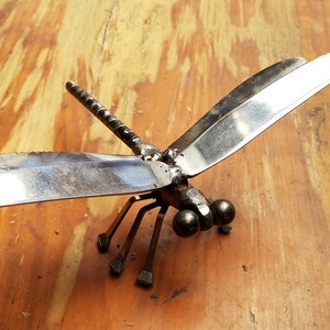 Escultura de libélula hecha de chatarra, libélula emperador, obras de arte soldadas, materiales recuperados, reciclado, arte de insectos, arte de púas de ferrocarril