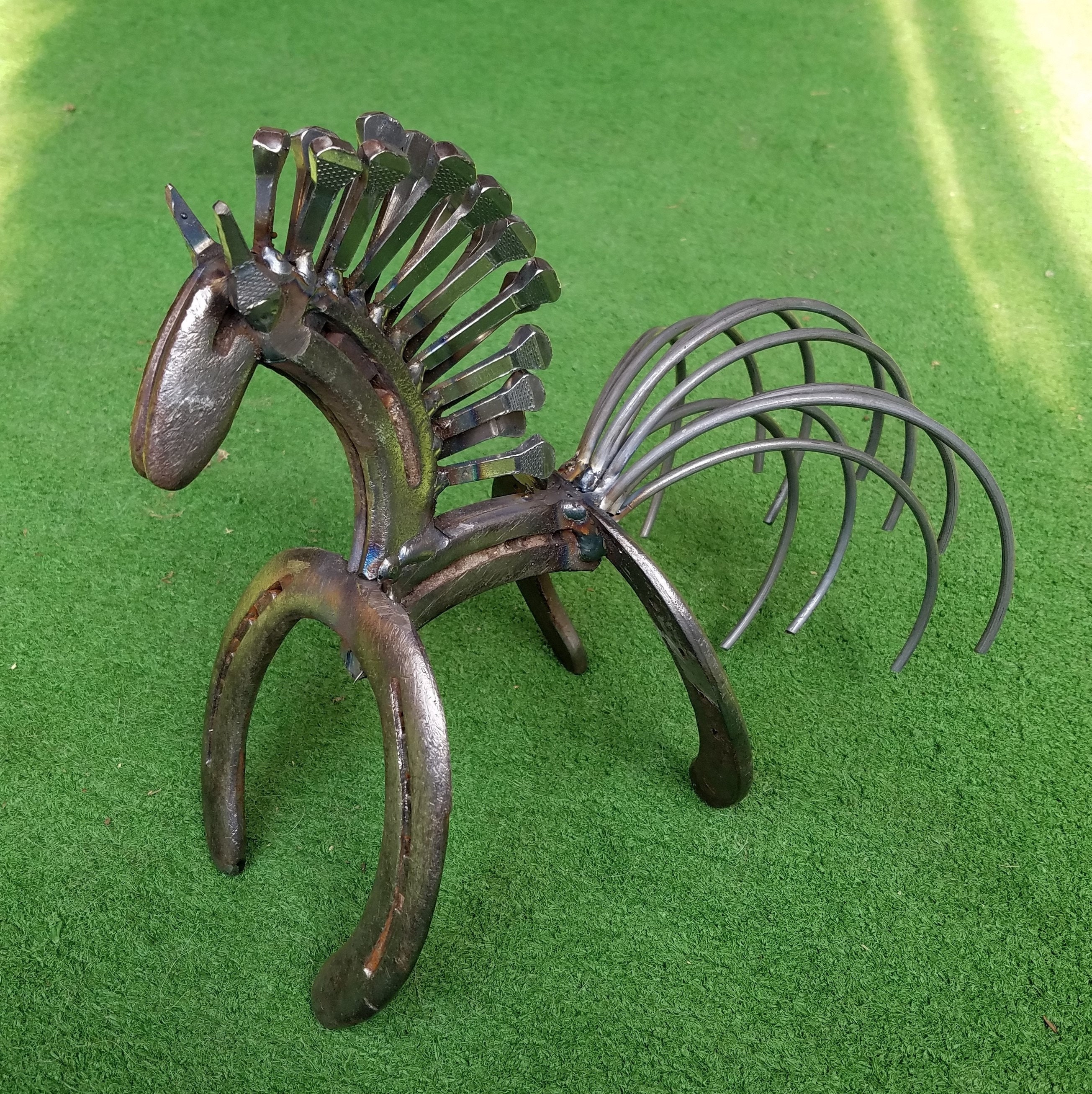 リサイクルされた蹄鉄の馬の彫刻：馬術金属アート - Etsy 日本