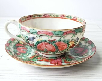 Famille Rose vintage theekop en schotel handbeschilderd gemaakt in Hong Kong