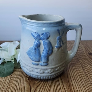 Vintage blauw aardewerk kan met zoutglazuur Nederlands motief rustiek boerderijdecor