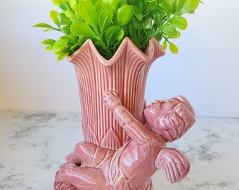 Jarrón de cerámica rosa kitsch vintage de mediados de siglo, de la década de 1950, con forma de ángel querubín
