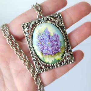 Unieke vintage handgeschilderde porseleinen hanger met hyacintbloemen en statementketting