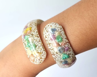 1950s Vintage Rainbow Seashells Lucite Clamper Bracelet Beachy Jewelry