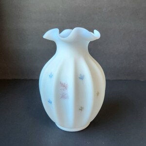 Vintage Fenton Satin Glas handbemalte signierte Rüschen Melon Vase
