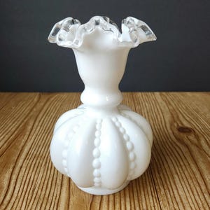 Fenton White Silvercrest Perlen Crimped Melon Vase