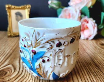 Splendida tazza da caffè vittoriana antica in porcellana applicata con fiori dorati "Present"