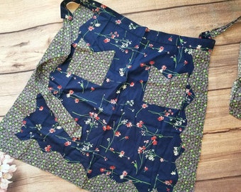 Entzückende Blau Geblümte Vintage Küchen Schürze Handgenäht mit Taschen