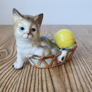 Adorable Vintage Brown Grey Kitten in Basket Yarn Ball Poecelain Figurine
