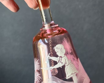 Campana de cristal de arándano pintada a mano estilo Mary Gregory