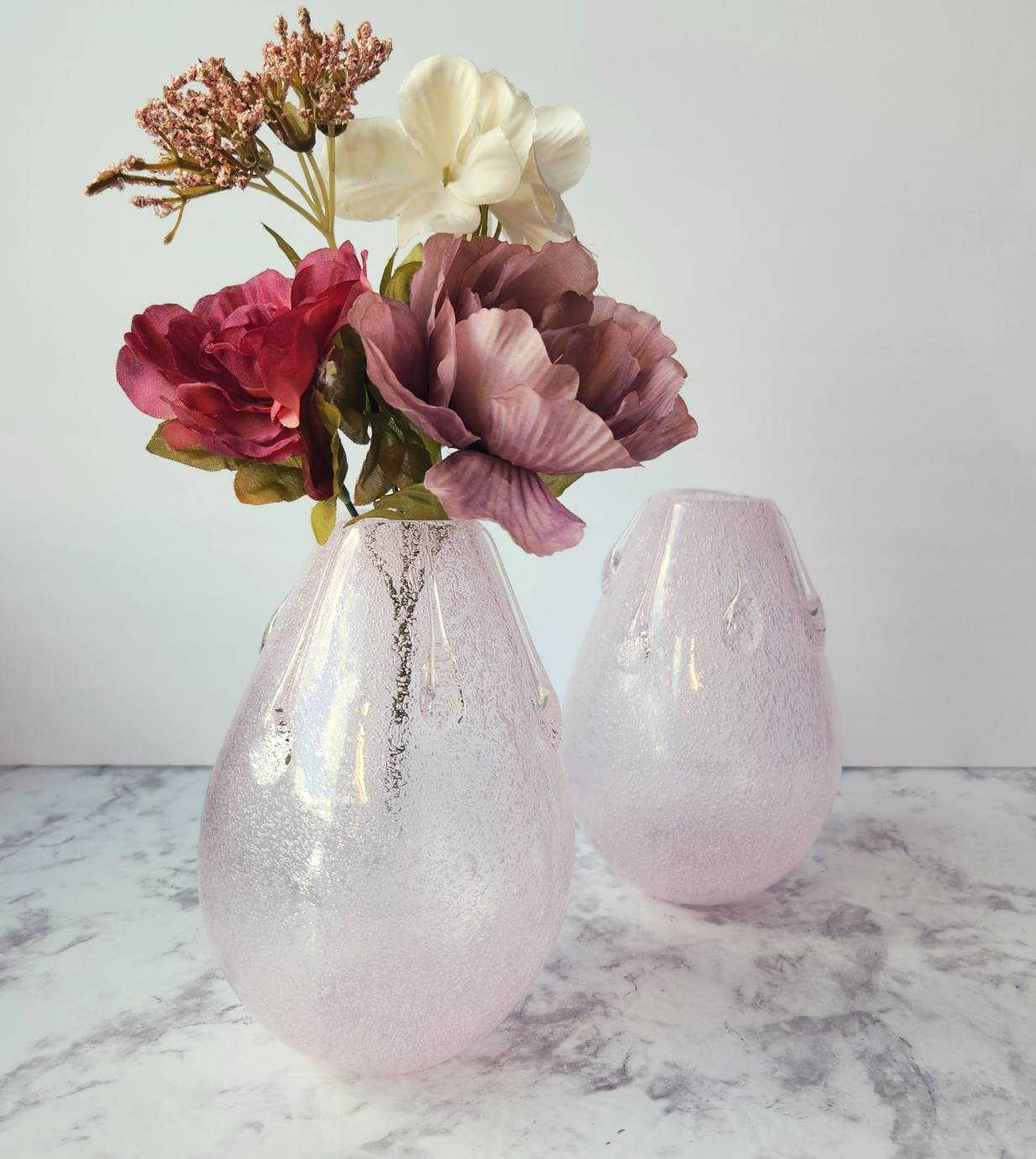 手吹きのベビーピンクのバブルガラスの花瓶（垂れ飾り付き） - Etsy 日本