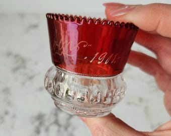Palillero antiguo de cristal rubí de 1901 con grabado "Reuben"