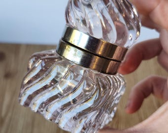 Tintero antiguo de vidrio y metal con remolinos