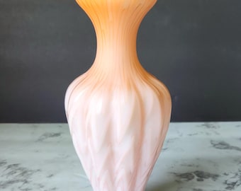 Jarrón antiguo victoriano de cristal con diseño de espiga en satén rosa y la figura del Monte Washington.