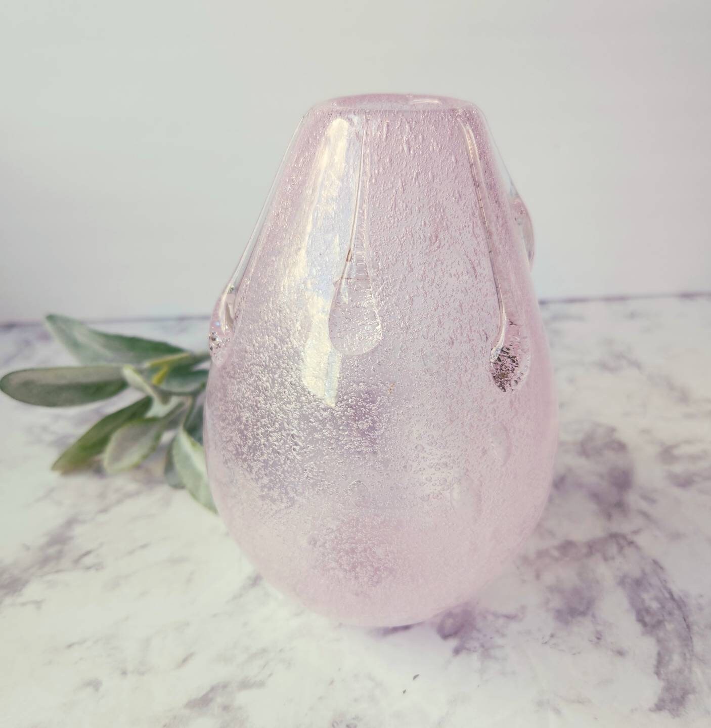 手吹きのベビーピンクのバブルガラスの花瓶（垂れ飾り付き） - Etsy 日本