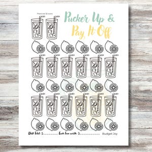 Puede incluir: Una hoja de seguimiento de deudas blanca con el texto "Sucker Up & Pay It Off" en verde azulado y amarillo. La página contiene filas de iconos de arte lineal negro que representan vasos de limonada y limones, con 32 iconos y líneas en blanco.