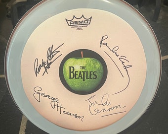 Pelle di tamburo da 10 pollici autografata in omaggio ai Beatles