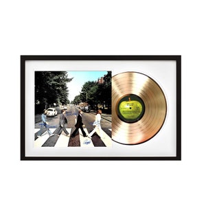 Posso incorniciare QUALSIASI COPERTURA. Inviami semplicemente un messaggio. Replica autografata dei Beatles Abby Road Display tributo al disco d'oro 25 x 16,5 pollici. immagine 1