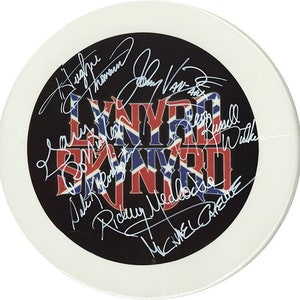 Réplica de parche de tambor de 10&quot; autografiada y firmada por Lynyrd Skynyrd