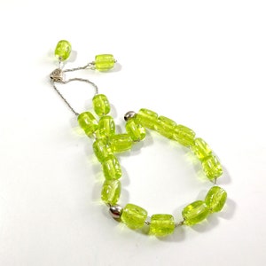 Perles de soucis Komboloi en verre vert avec breloque spirale