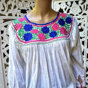 Sweetest vintage 70s embroidered cotton peasant blouse Size M