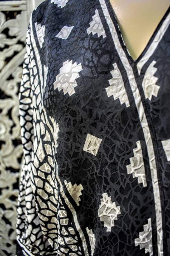 Gorgeous 80s silk op-art blouse - image 3