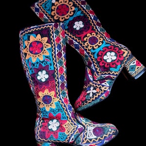 True 1960’s embroidered go-go boots Size 6