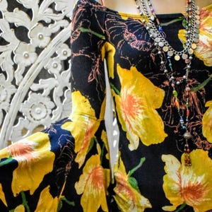 Vintage early Y2K bell sleeve floral top. size S to M