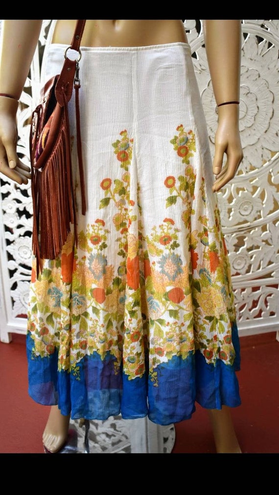 ViNtAgE 90s asian floral skirt.100% silk,  Fully l