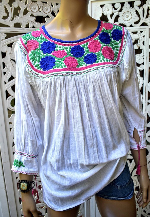Sweetest vintage 70s embroidered cotton peasant bl
