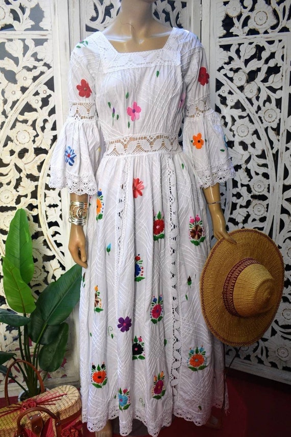 The Quintessential 1970s embroidered cotton Oaxacc