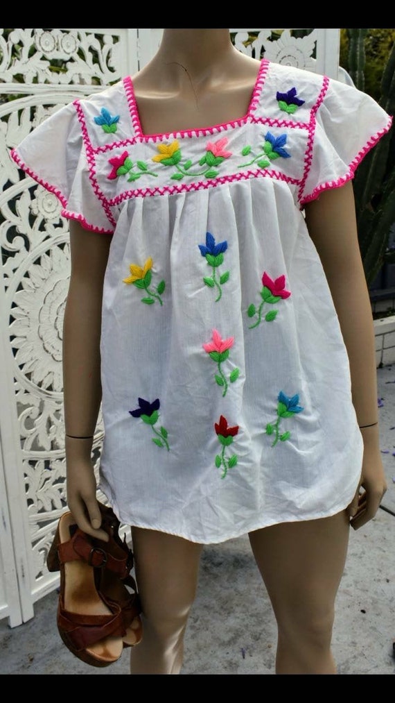 ViNtAgE 70's Mexican embroidered blouse with exagg