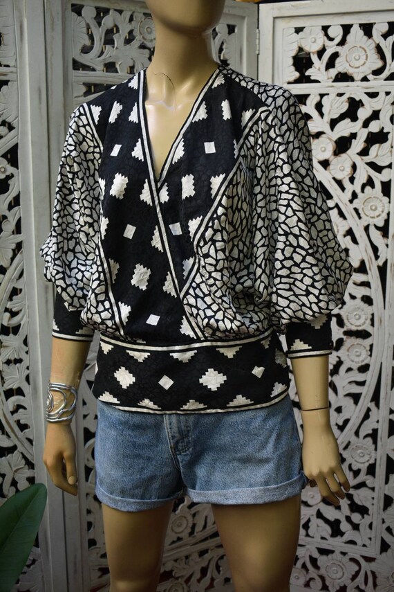 Gorgeous 80s silk op-art blouse - image 4