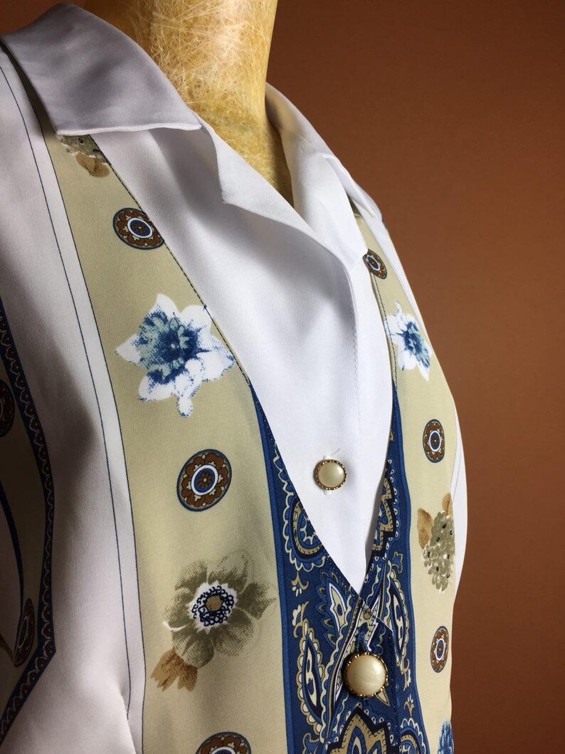 1970s Printed Blouse Buttoned Shirt Festival Top Ultra Soft Fitted Vintage 90s Short Sleeve XS S M Small Medium Floral Print White Shirt VTG