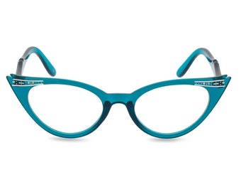 Freche Retro Cat Eye Brille im 50er Jahre Stil mit diamantebesetzter Flügelspitze. Die Brille trägt das Modell 'Betty' in türkis