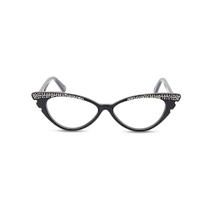 Puede incluir: Gafas de pasta negras de estilo ojo de gato con pedrería en el marco.